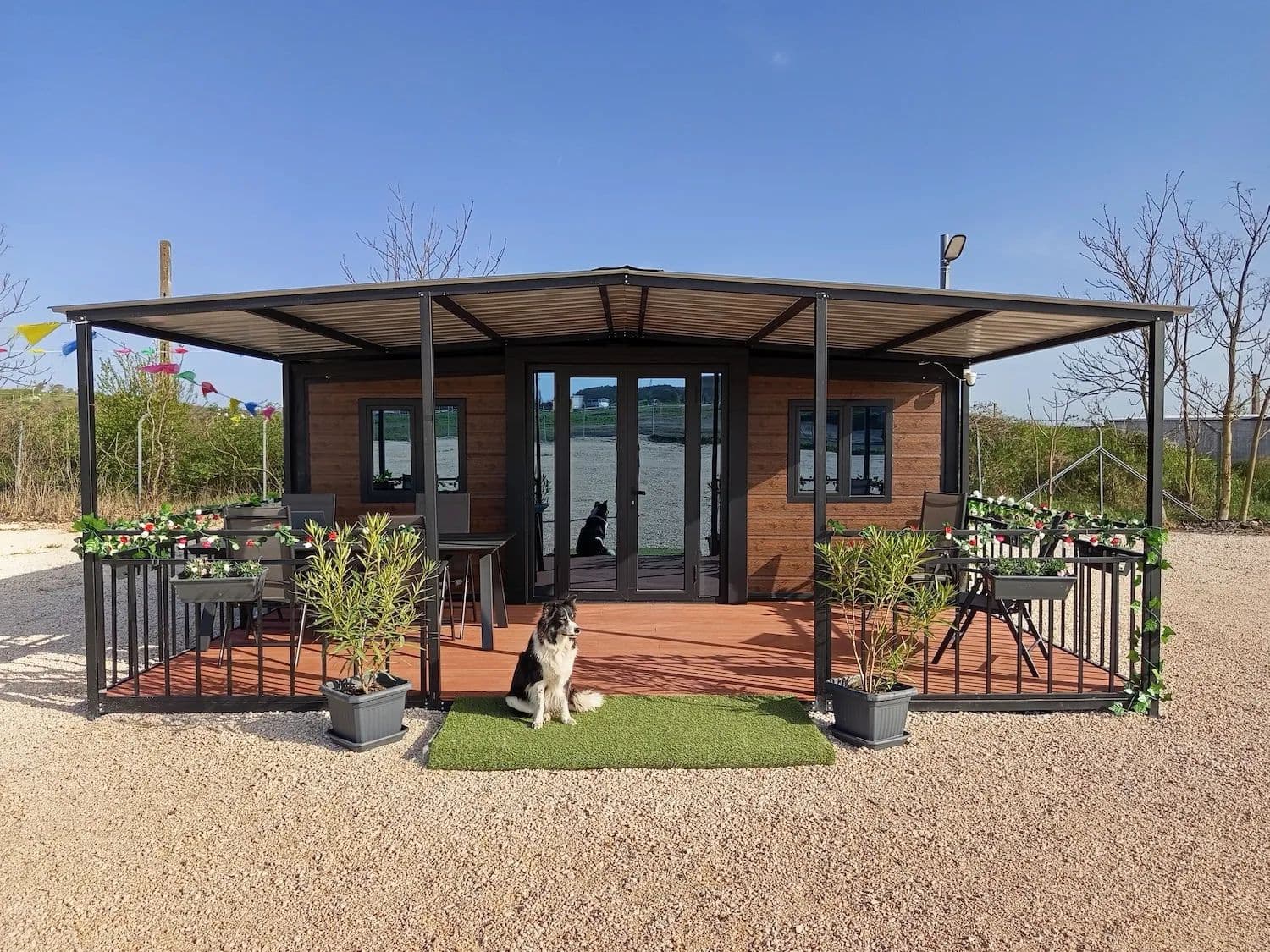 Modern készház terasszal és fedett verandával