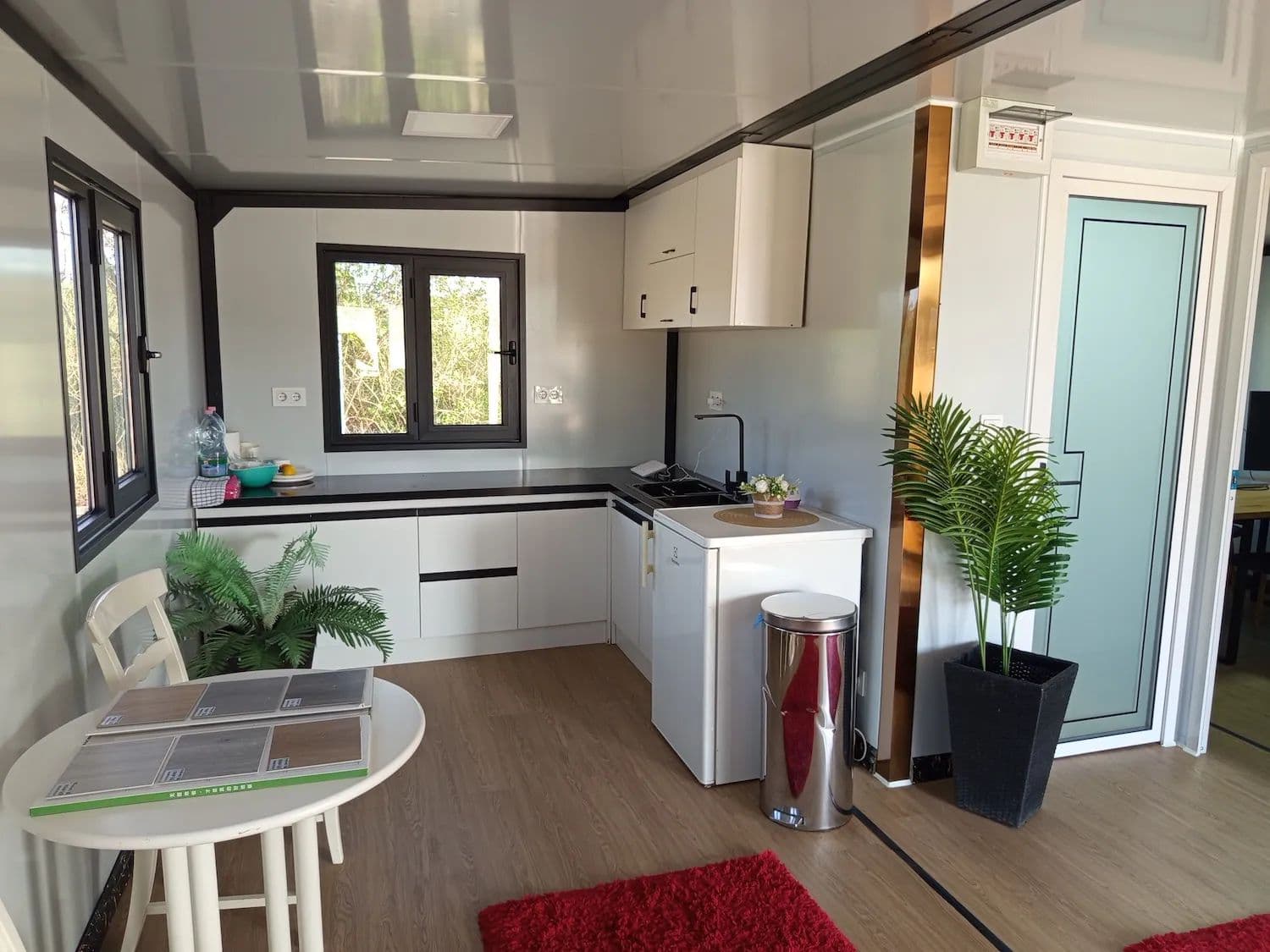 Készház belső tér – modern konyha és étkező