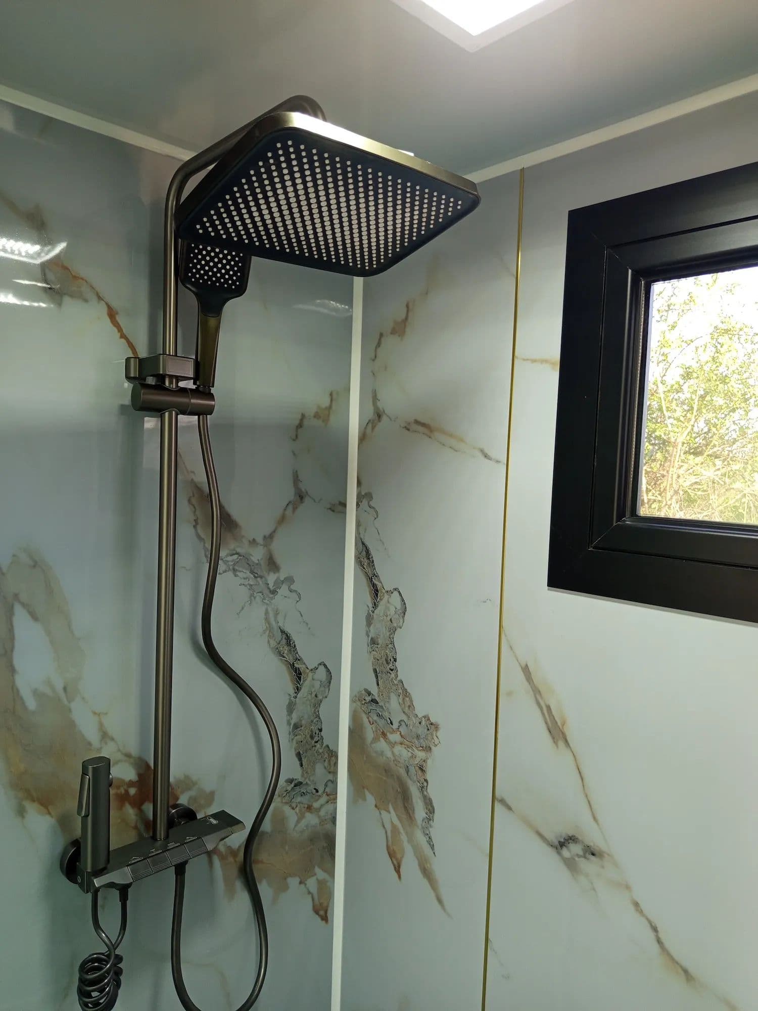 Modern esőztető zuhanyfej márvány burkolattal