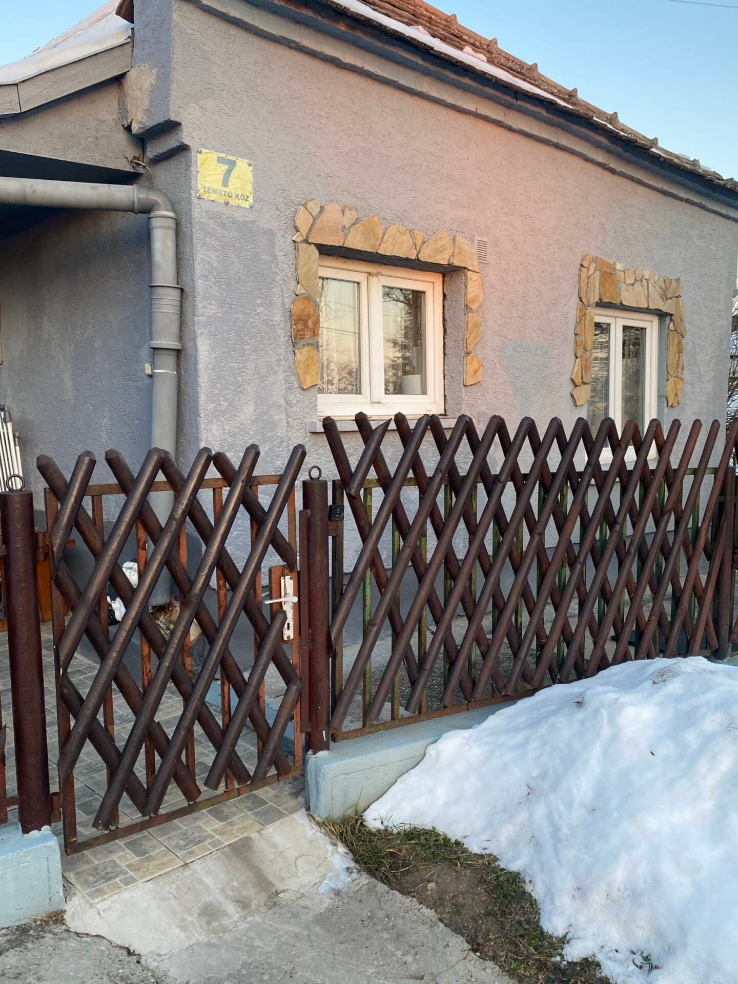 Otthonos zártkerti ingatlan, Környe központi részén!