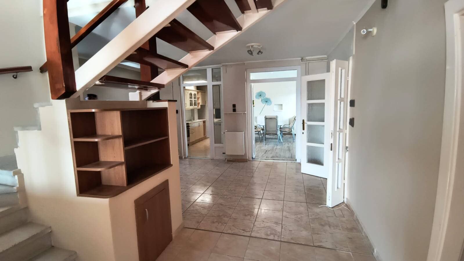 Takaros tatabányai téglaotthon, tele térrel és természetes fénnyel!