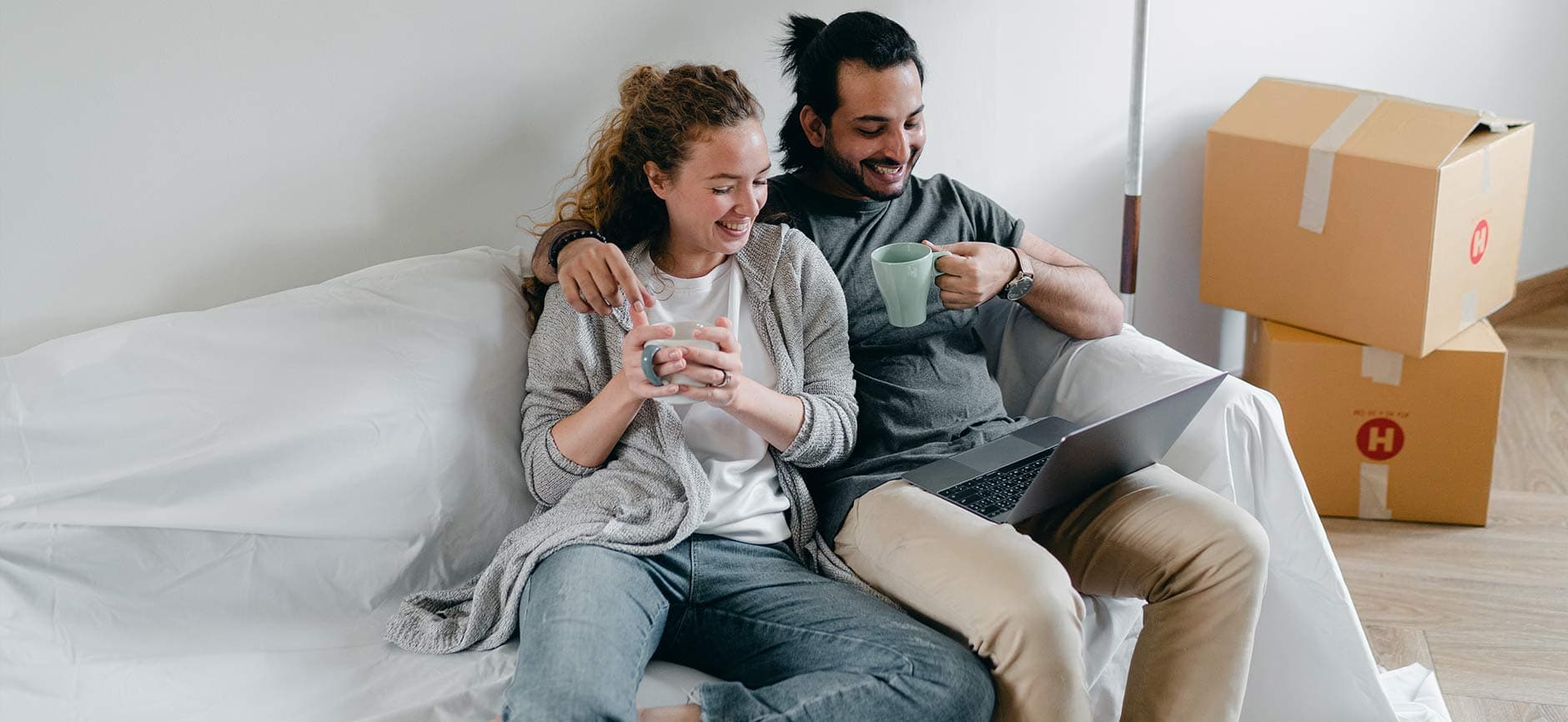 Boldog pár új otthonban – miért válassza a Feel-Ing ingatlanirodát?